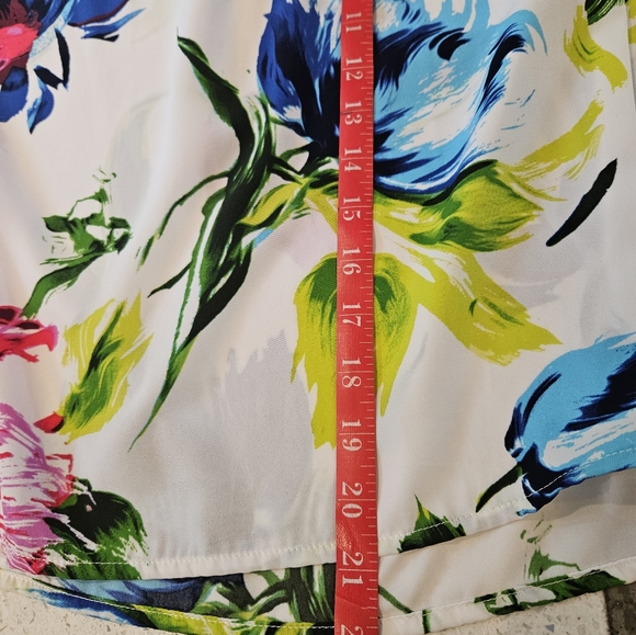 Off the shoulder, bright floral top.  Flat friendly! - Picture 6 of 6